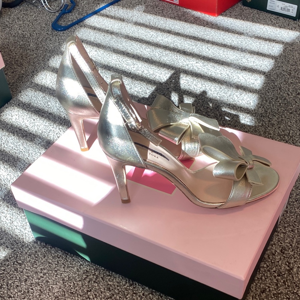 Kate Spade Gold Bow Heels - Picture 6 of 10